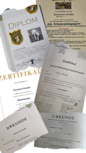 mehrere Zertifikate von Napikra Qualifikation zu sehen unteranderem Kräuterpädagogin, Naturpädagogin, Mykotherapie usw.